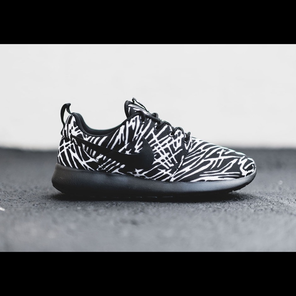 Black and white Nike Roshe Size 6